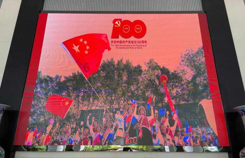 图片报：桑乔的车挡风玻璃违规贴膜，因车在英格兰注册而免于被罚